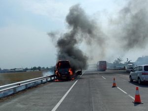 Elf Angkut 7 Penumpang Ludes Terbakar di Tol Jombang-Mojokerto Elf Angkut 7 Penumpang Ludes Terbakar di Tol Jombang-Mojokerto