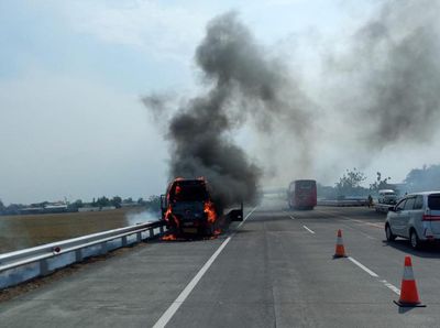 Penampakan Elf Ludes Terbakar di Tol Jombang-Mojokerto