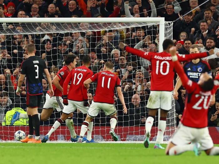 Soccer Football - Champions League - Group A - Manchester United v FC Copenhagen - Old Trafford, Manchester, Britain - October 24, 2023 Manchester United's Harry Maguire celebrates scoring their first goal with teammates REUTERS/Molly Darlington