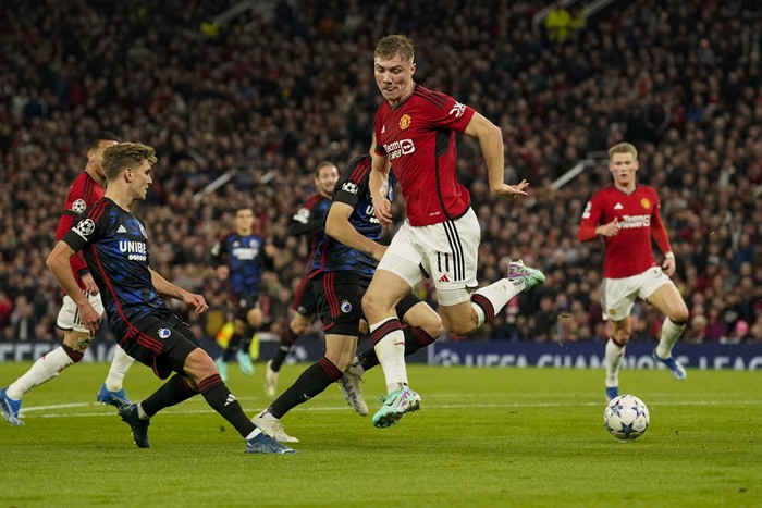 Manchester Uniteds Rasmus Hojlund, center, kicks the ball during the Champions League group A soccer match between Manchester United and Copenhagen at the Old Trafford stadium in Manchester, England, Tuesday, Oct. 24, 2023. (AP Photo/Dave Thompson)