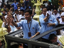 Momen Gibran Kasih 2 Bungkus Tahu Goreng ke Pendukung saat Menuju KPU