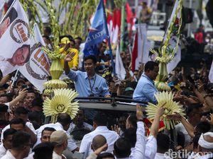 Naik Mobil Maung ke KPU, Prabowo: Bangga Diantar Mobil Buatan Anak Indonesia Naik Mobil Maung ke KPU, Prabowo: Bangga Diantar Mobil Buatan Anak Indonesia
