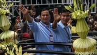Diarak ke KPU, Prabowo-Gibran Sapa Pendukung dari Atas Maung