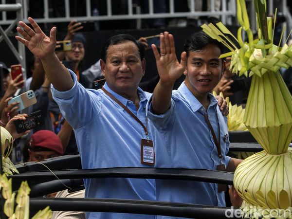 Diarak ke KPU, Prabowo-Gibran Sapa Pendukung dari Atas Maung