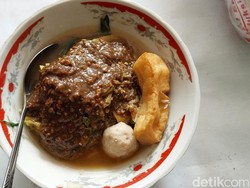 Sueger! Paduan Rujak Bakso Bu Tina yang Unik di Malang