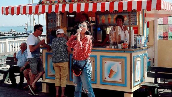 Serunya Momen Nindy Ayunda saat Kulineran di Luar Negeri