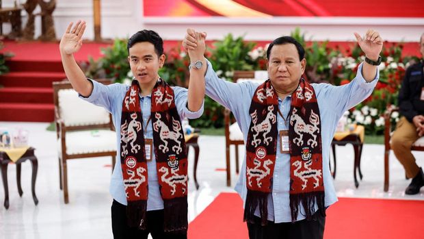 Pasangan Prabowo Subianto dan Gibran Rakabuming Raka saat melakukan pendaftaran capres-cawapres di gedung KPU RI, Jakarta, Rabu (25/10/2023). (REUTERS/Willy Kurniawan)