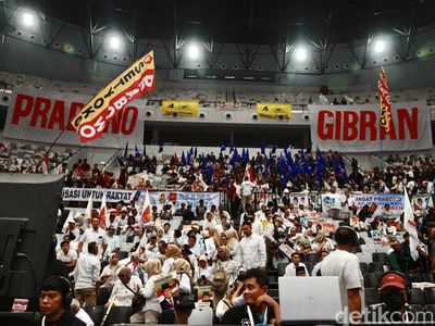 Pendukung Penuhi Deklarasi Prabowo-Gibran di Indonesia Arena