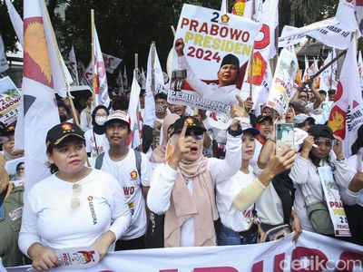 Pendukung Prabowo-Gibran Ramaikan Taman Suropati
