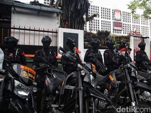 1.088 Personel Polisi Amankan Pendaftaran Cagub-Cawagub di KPU 1.088 Personel Polisi Amankan Pendaftaran Cagub-Cawagub di KPU