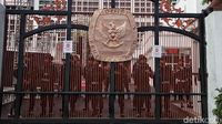 Pengamanan Gedung KPU Jelang Pendaftaran Prabowo-Gibran