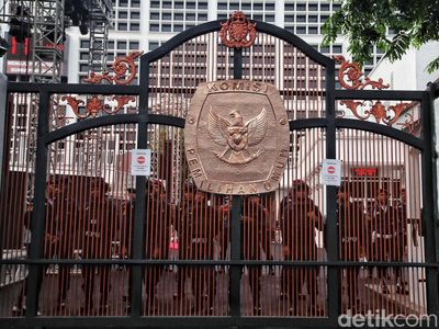 Pengamanan Gedung KPU Jelang Pendaftaran Prabowo-Gibran
