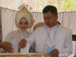 Masih Pakai Baju Pengantin, Sejoli di Trenggalek Nyoblos Pilkades Usai Ijab