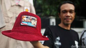 Penjualan Pernak-pernik Ramaikan Pendaftaran Prabowo-Gibran di KPU