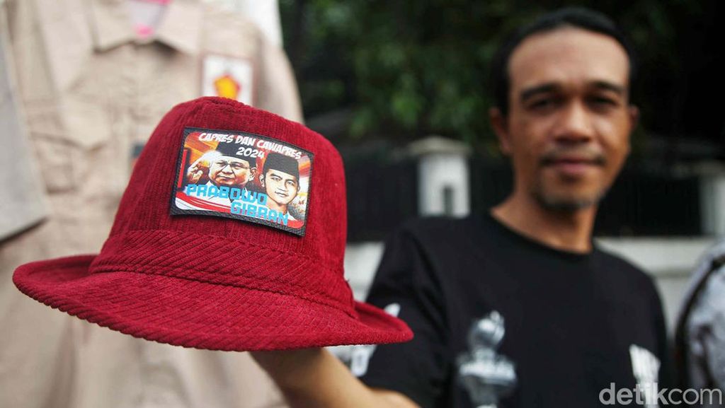 Penjualan Pernak-pernik Ramaikan Pendaftaran Prabowo-Gibran di KPU Penjualan Pernak-pernik Ramaikan Pendaftaran Prabowo-Gibran di KPU