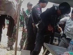 Momen Menegangkan Mantan Kades Todongkan Senpi saat Pilkades di Bangkalan