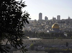 Israel Batasi Akses ke Masjid Al-Aqsa, Warga Palestina Salat di Jalan