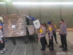 Polisi Perketat Penjagaan Gudang Logistik KPU di Bali
