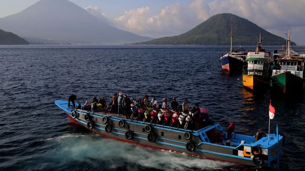 Potret Angkutan Penyeberangan Antarpulau: Orang-Motor Diangkut