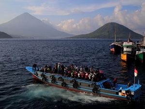 Potret Angkutan Penyeberangan Antarpulau: Orang-Motor Diangkut Potret Angkutan Penyeberangan Antarpulau: Orang-Motor Diangkut