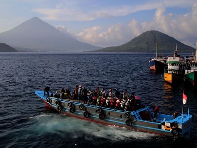 Potret Angkutan Penyeberangan Antarpulau: Orang-Motor Diangkut