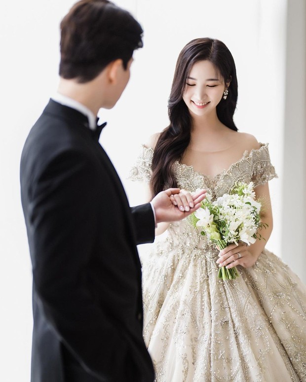 Potret Hong Yu Kyung dan pasangan dalam foto pre-wedding