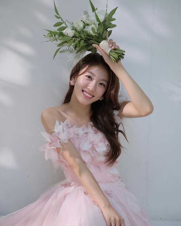 Potret Lee Su Ji dalam foto pre-wedding