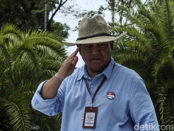 Potret Prabowo Bertopi Koboi Usai Daftar Capres di KPU