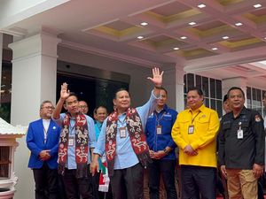 Naik Maung Berhias Janur, Prabowo-Gibran Tiba di KPU RI