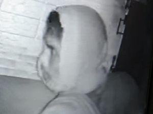 Pria Berkerudung Terciduk CCTV Curi Kotak Amal Masjid di Jambi Pria Berkerudung Terciduk CCTV Curi Kotak Amal Masjid di Jambi