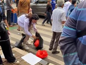 Relawan Prabowo-Gibran dan TIDAR Bersihkan Sampah Usai Pendaftaran Paslon