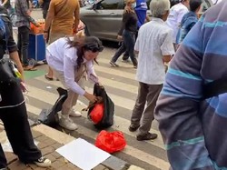 Relawan Prabowo-Gibran dan TIDAR Bersihkan Sampah Usai Pendaftaran Paslon