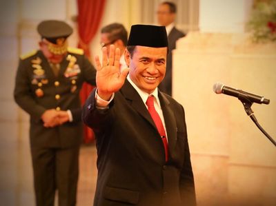 Senyum Semringah Amran Sulaiman Dilantik Jokowi Jadi Mentan Lagi