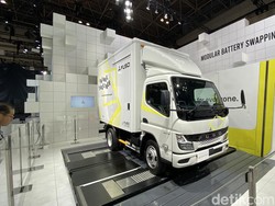 Cepet Kayak Ngisi Bensin, Fuso Pamer Stasiun Penukaran Baterai buat Truk Listrik