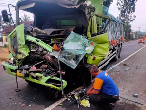 Ringsek! 2 Truk Tronton Kecelakan di Jalur Denpasar-Gilimanuk