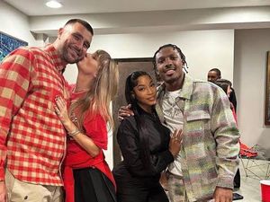 Makin Mesra, Taylor Swift Cium Pipi Travis Kelce