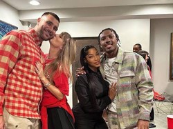 Makin Mesra, Taylor Swift Cium Pipi Travis Kelce