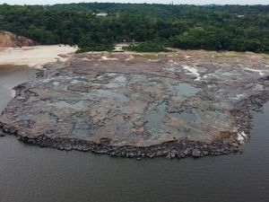 Sungai Amazon Kekeringan, Muncul Ukiran Wajah Manusia Berusia Ribuan Tahun Sungai Amazon Kekeringan, Muncul Ukiran Wajah Manusia Berusia Ribuan Tahun