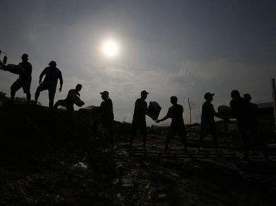 Korban Kekeringan Sungai Amazon Terima Pasokan Air dan Makanan