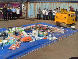 3 Menteri Jokowi Musnahkan Barang Impor Bekas Ilegal Senilai Rp 50 M 3 Menteri Jokowi Musnahkan Barang Impor Bekas Ilegal Senilai Rp 50 M