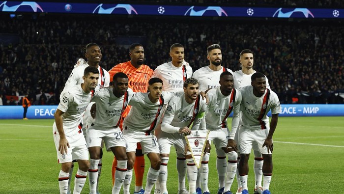 Soccer Football - Champions League - Group F - Paris St Germain v AC Milan - Parc des Princes, Paris, France - October 25, 2023 AC Milan players pose for a team group photo before the match REUTERS/Gonzalo Fuentes