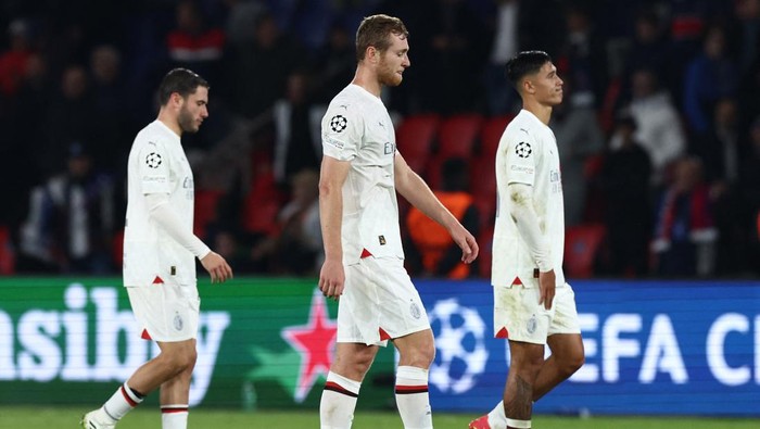 Soccer Football - Champions League - Group F - Paris St Germain v AC Milan - Parc des Princes, Paris, France - October 25, 2023 AC Milans Tommaso Pobega and teammates look dejected after the match REUTERS/Stephanie Lecocq