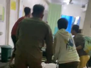 Seorang Ibu Nyaris Melahirkan di Pinggir Jalan Surabaya Seorang Ibu Nyaris Melahirkan di Pinggir Jalan Surabaya