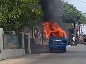 Angkot Terbakar di Jalan Parung Bogor, Api Membubung