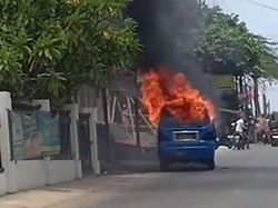 Angkot Terbakar di Jalan Parung Bogor, Api Membubung