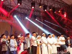 Hadiri Tablig Akbar di Parung Bogor, Anies Disambut Warga