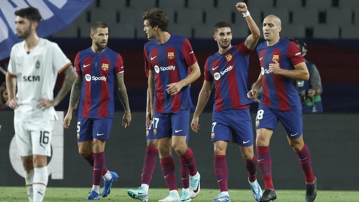 Barcelonas Ferran Torres, second right, celebrates after scoring his sides second goal during the Champions League Group H soccer match between Barcelona and Shakhtar Donetsk at the Olympic Stadium in Barcelona, Spain, Wednesday, Oct. 25, 2023. (AP Photo/Joan Monfort)