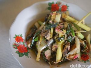 Menikmati Kelezatan Belut Sambal Tumis dengan Irisan Kecombrang Menikmati Kelezatan Belut Sambal Tumis dengan Irisan Kecombrang
