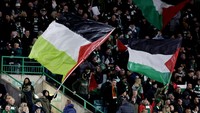 Kelompok ultras Celtic, The Green Brigade, yang menginisiasi pembawaan bendera Palestina ke tribun di laga kontra Ateltico. (Foto: Action Images via Reuters/JASON CAIRNDUFF)