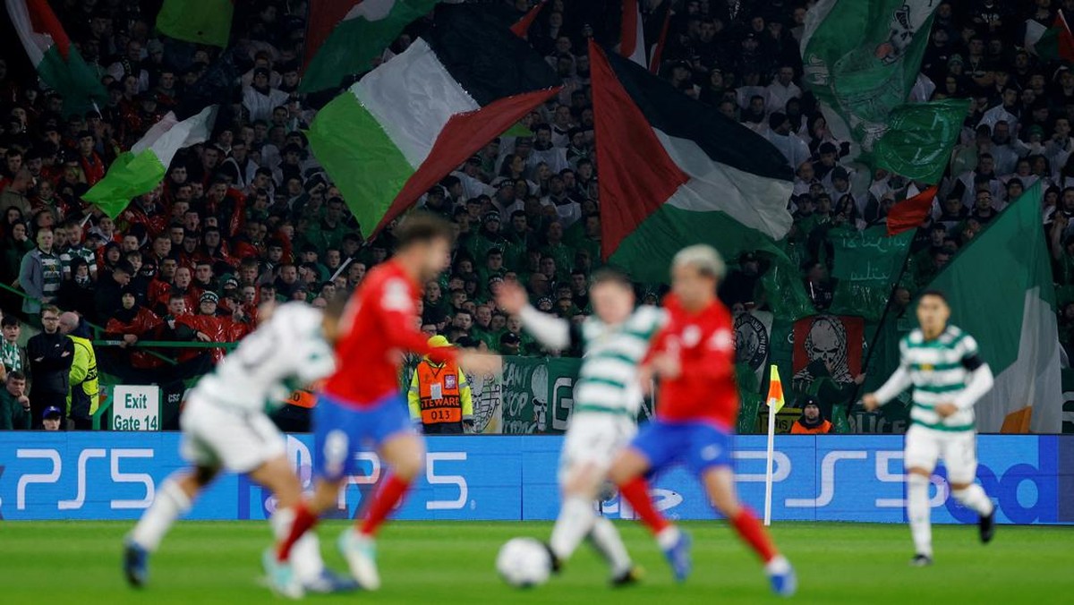 Bendera Palestina berkibar di tribune stadion di laga Celtic vs Atletico. Foto: Action Images via Reuters/JASON CAIRNDUFF